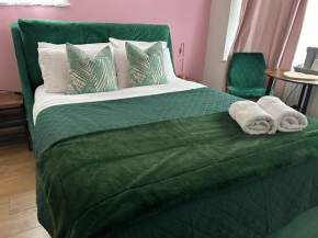 The Lily Pad Self contained, private entrance and free parking